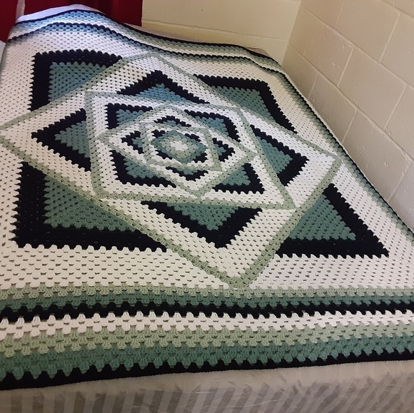 Crochet blanket - Picture 3 of 3